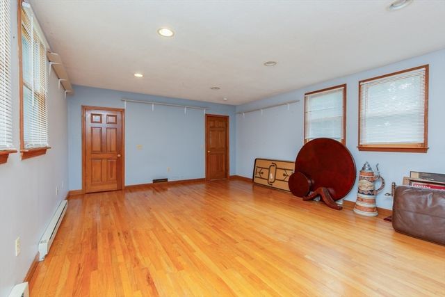 15 Trotting Park Rd, Lowell, MA 01854