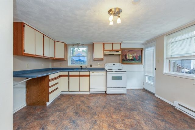 15 Trotting Park Rd, Lowell, MA 01854
