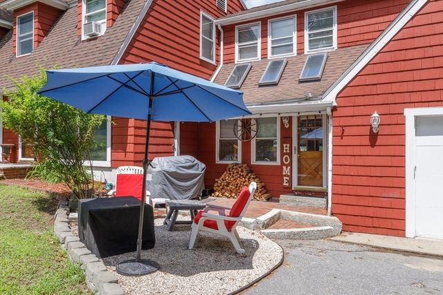 15 Trotting Park Rd, Lowell, MA 01854