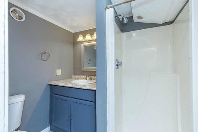 15 Trotting Park Rd, Lowell, MA 01854