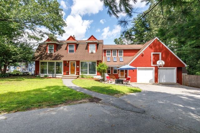 15 Trotting Park Rd, Lowell, MA 01854