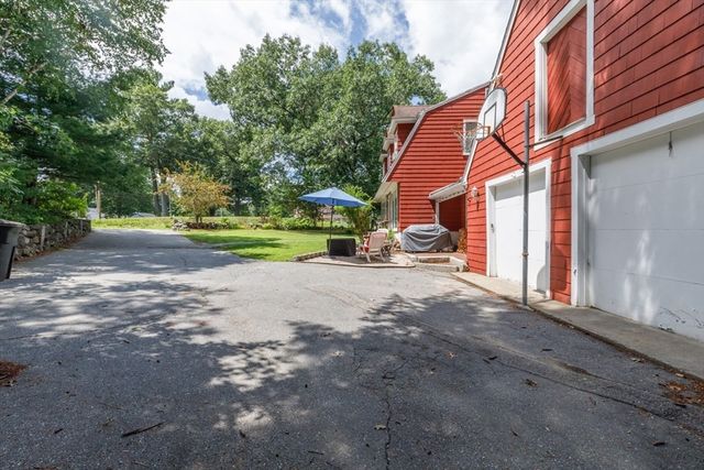 15 Trotting Park Rd, Lowell, MA 01854