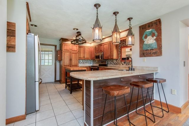 15 Trotting Park Rd, Lowell, MA 01854