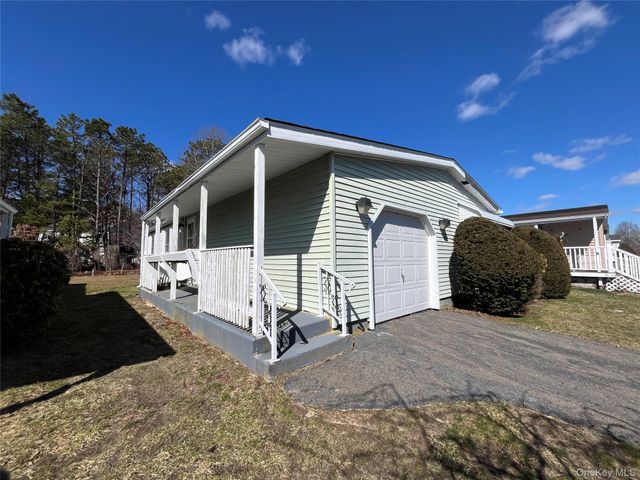 75 Village Circle W, Manorville, NY 11949