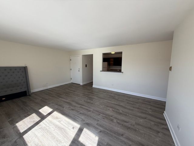 1039 college Avenue 9E, Wheaton, IL 60187