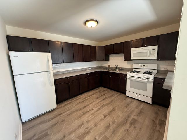 1039 college Avenue 9E, Wheaton, IL 60187