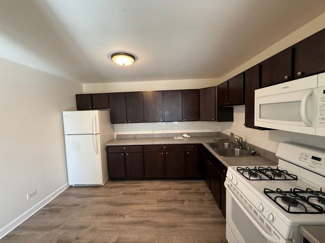 1039 college Avenue 9E, Wheaton, IL 60187