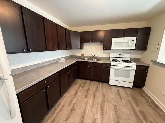 1039 college Avenue 9E, Wheaton, IL 60187