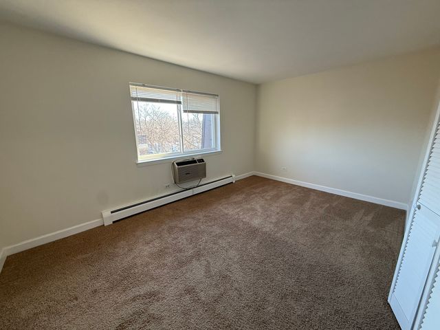 1039 college Avenue 9E, Wheaton, IL 60187