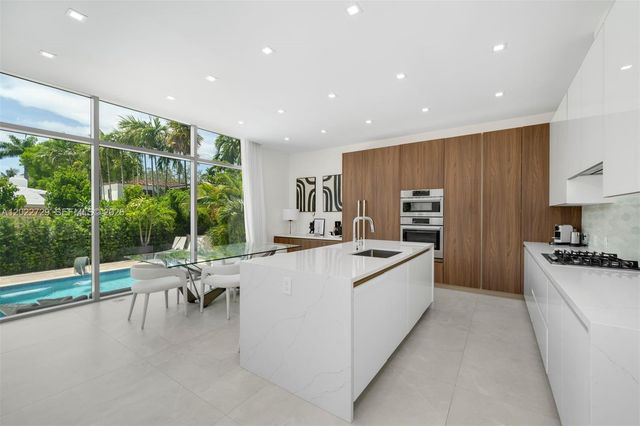 1201 W 47th St, Miami Beach, FL 33140