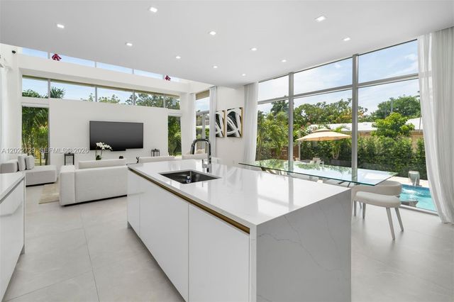 1201 W 47th St, Miami Beach, FL 33140