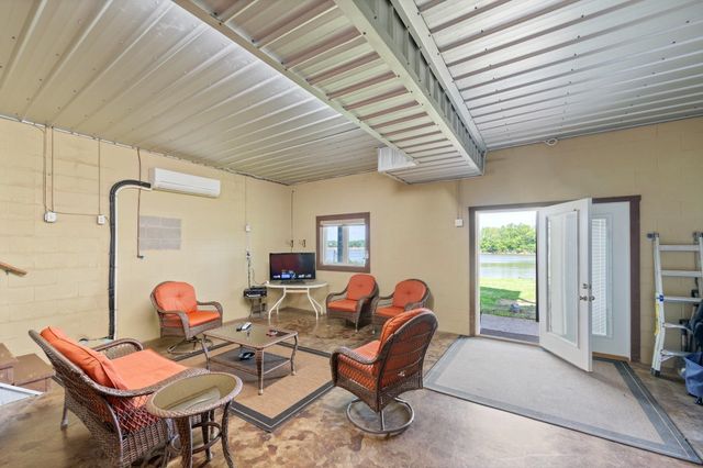 1885 COL JAMES HARDIN DR, Clifton, TN 38425