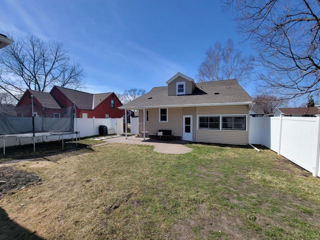 107 Lincoln Avenue N, New Prague, MN 56071