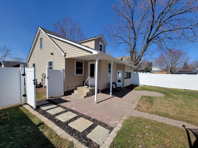 107 Lincoln Avenue N, New Prague, MN 56071