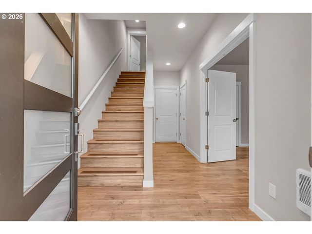 17346 Se CROSSROADS Ave, Damascus, OR 97089