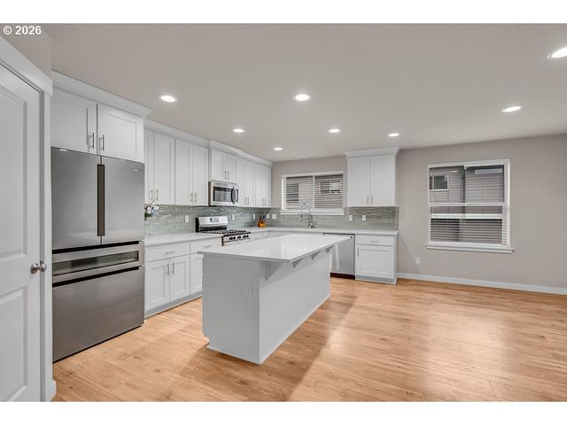 17346 Se CROSSROADS Ave, Damascus, OR 97089