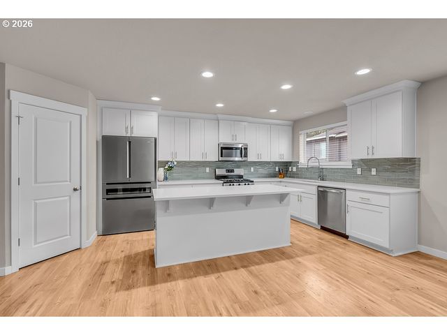 17346 Se CROSSROADS Ave, Damascus, OR 97089