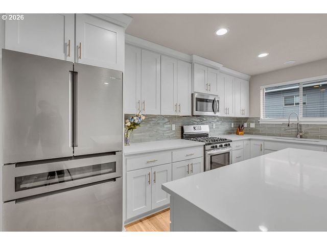 17346 Se CROSSROADS Ave, Damascus, OR 97089