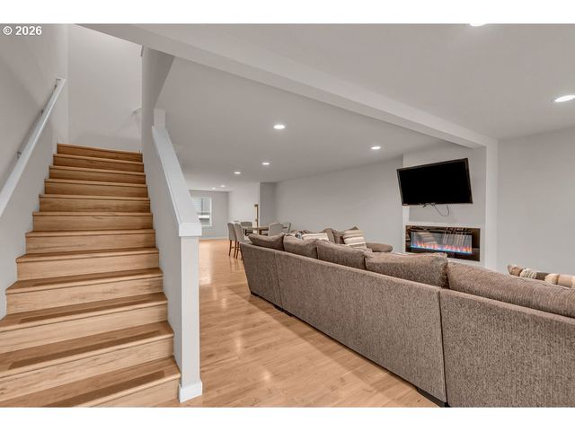 17346 Se CROSSROADS Ave, Damascus, OR 97089