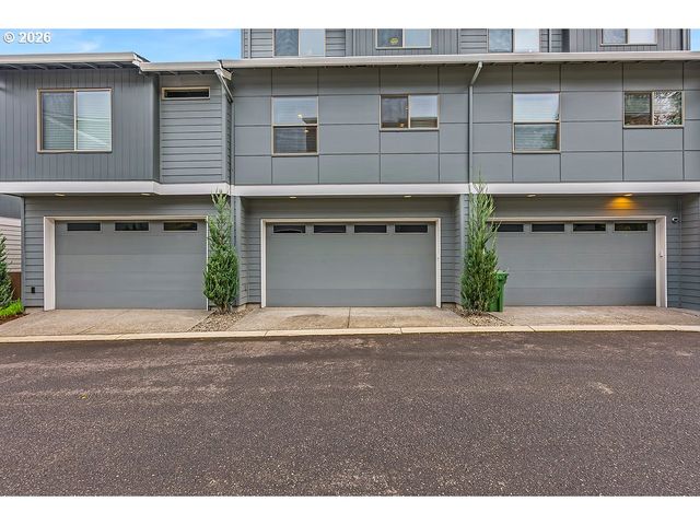 17346 Se CROSSROADS Ave, Damascus, OR 97089