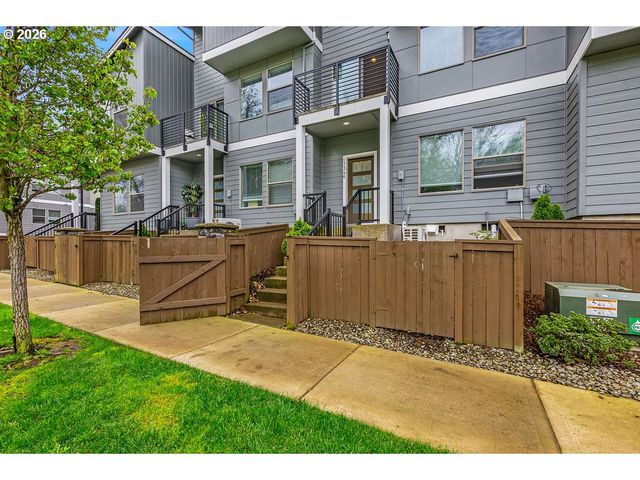 17346 Se CROSSROADS Ave, Damascus, OR 97089