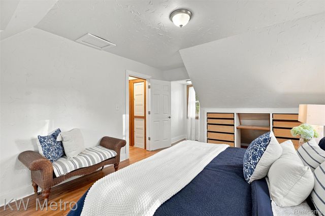 1526 W Houstonia Avenue, Royal Oak, MI 48073