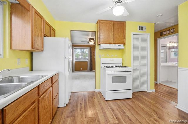 74 E Colgate Avenue, Pontiac, MI 48340