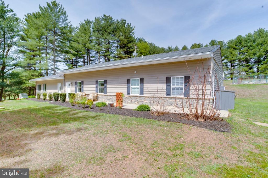 Image 2 of property listing at 602 CASCADE VIEW CT, Parkton, MD 21120