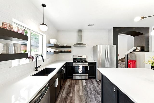 6804 Gabion DR, Austin, TX 78749