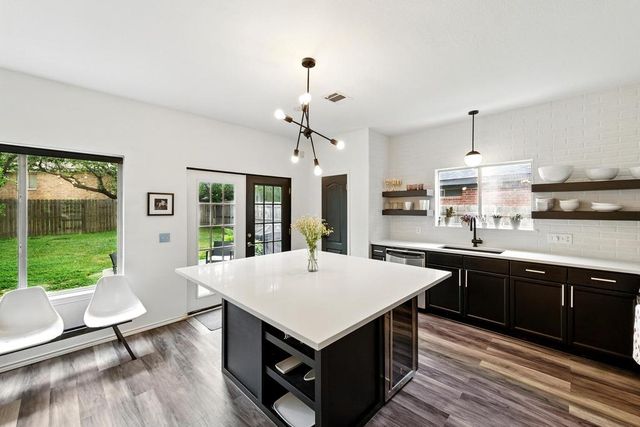 6804 Gabion DR, Austin, TX 78749