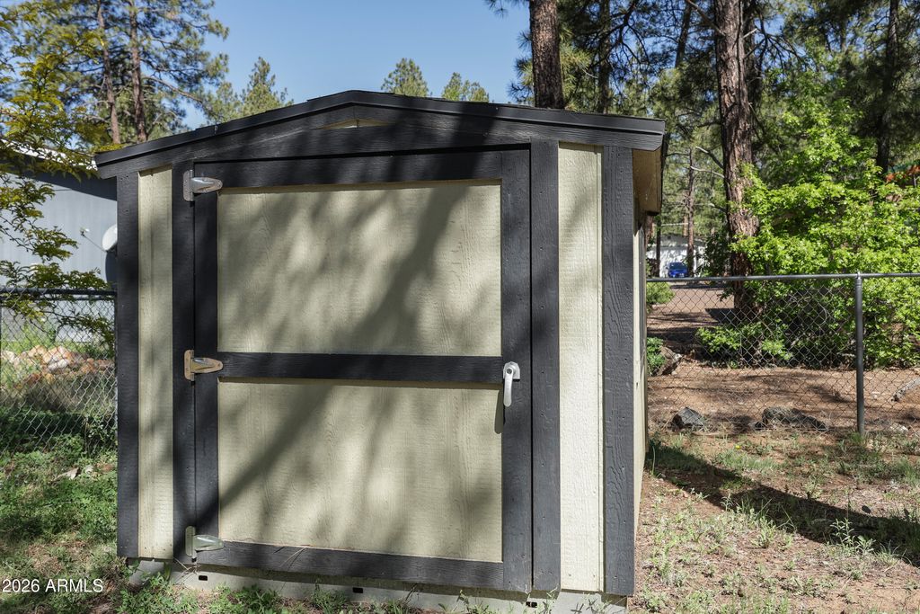 Image 33 of property listing at 840 E CARIBOU Road, Munds Park, AZ 86017