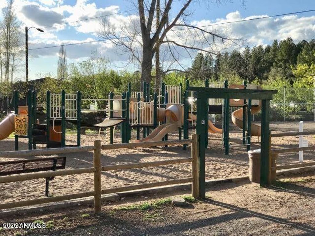 Image 37 of property listing at 840 E CARIBOU Road, Munds Park, AZ 86017