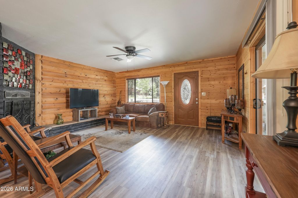 Image 5 of property listing at 840 E CARIBOU Road, Munds Park, AZ 86017
