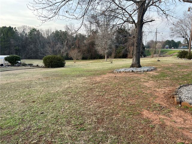521 n calhoun shores Parkway, Calhoun Falls, SC 29628