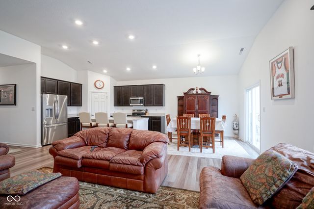 6608 W Shoreline Court, Greenfield, IN 46140