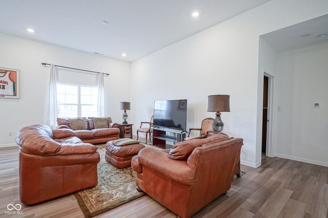 6608 W Shoreline Court, Greenfield, IN 46140