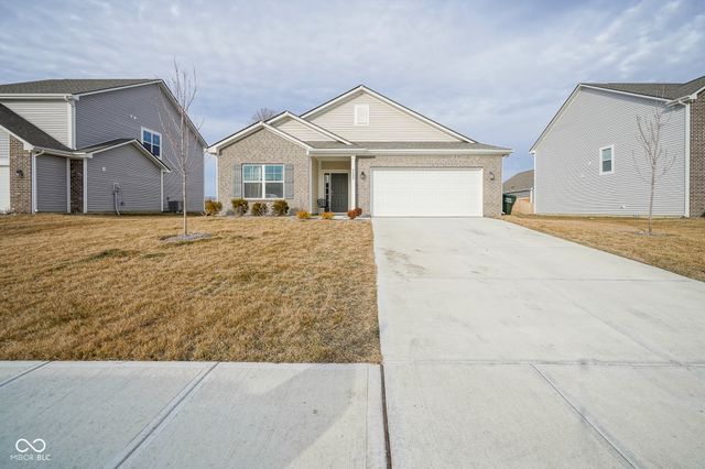 6608 W Shoreline Court, Greenfield, IN 46140