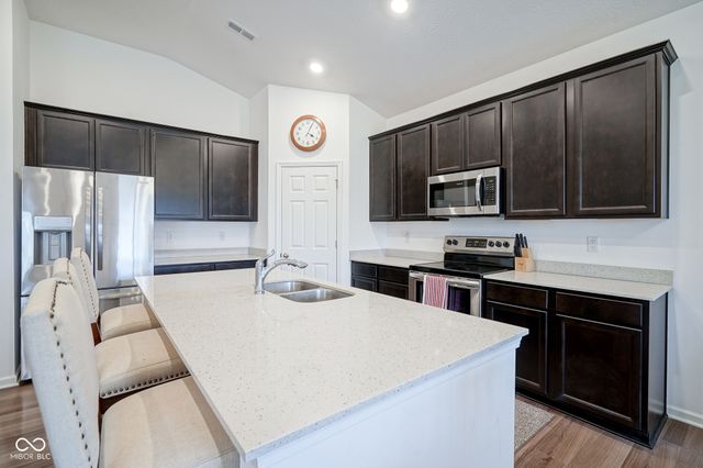 6608 W Shoreline Court, Greenfield, IN 46140