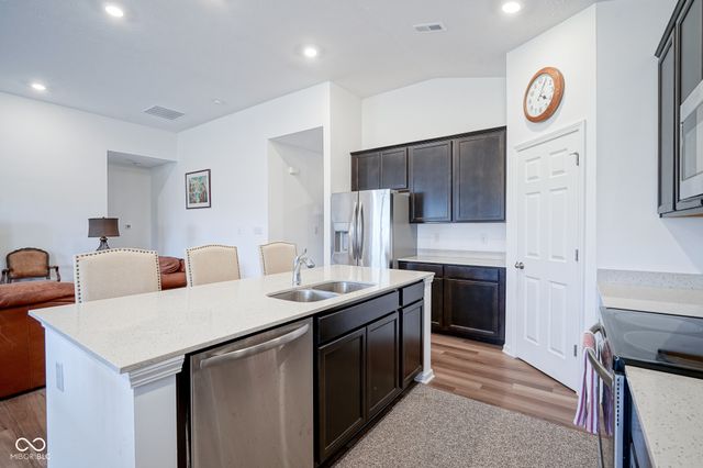 6608 W Shoreline Court, Greenfield, IN 46140