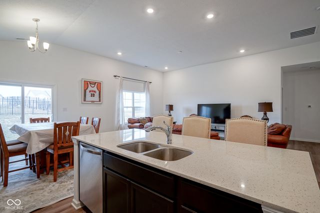 6608 W Shoreline Court, Greenfield, IN 46140