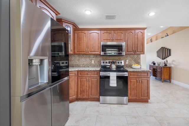 1128 Hatteras Circle, Greenacres, FL 33413