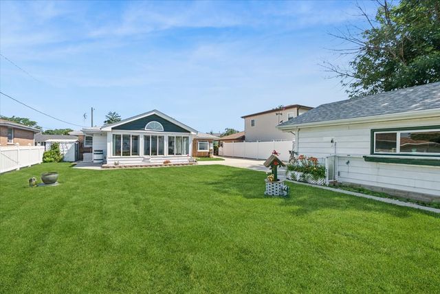 7821 W 73rd Place, Bridgeview, IL 60455