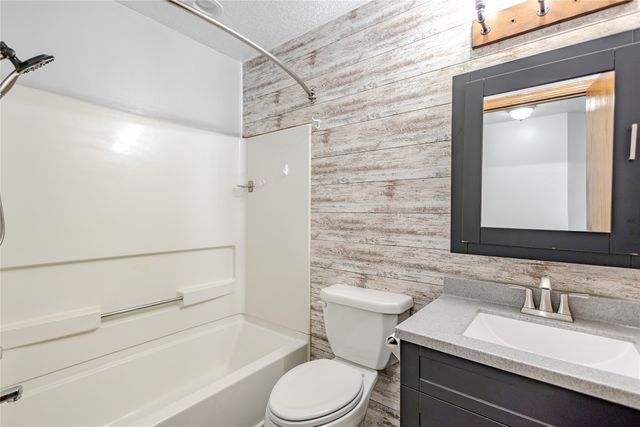 234 E Bundy Avenue, Des Moines, IA 50315