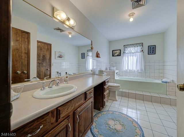 26 Fitzer Rd, Kingwood Twp., NJ 08825
