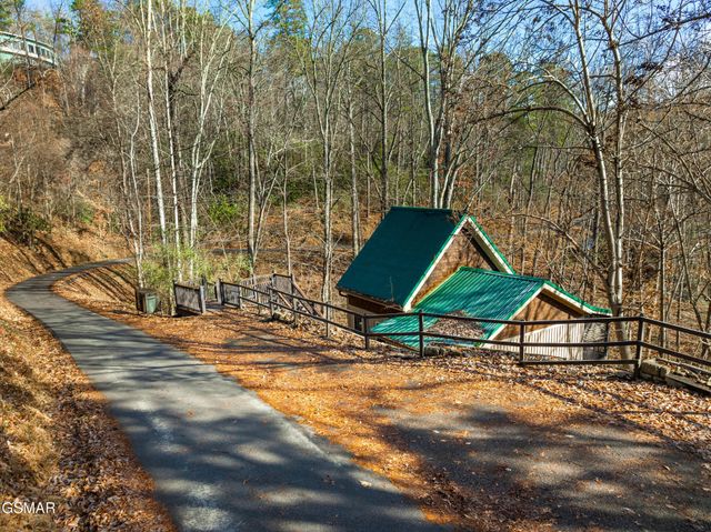 514 Laural Mountain Road, Gatlinburg, TN 37738