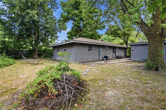 825 SE H Street, Bentonville, AR 72712