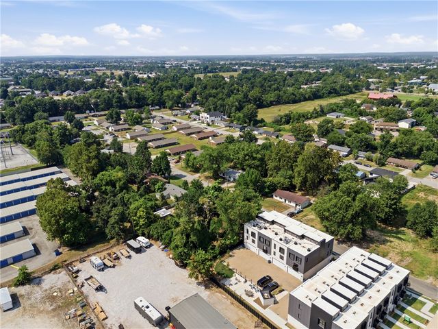 825 SE H Street, Bentonville, AR 72712
