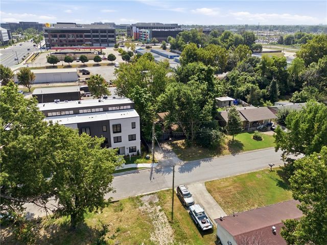 825 SE H Street, Bentonville, AR 72712