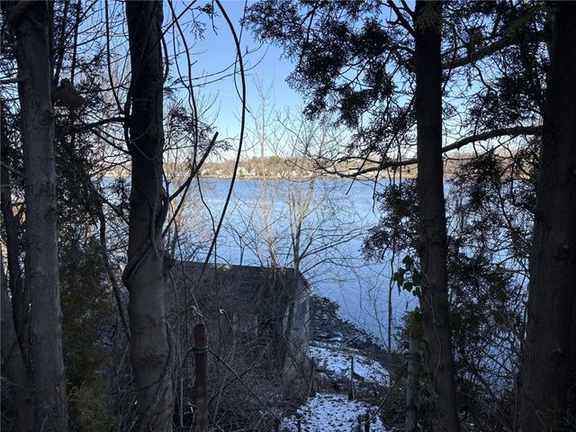 351 County Road, Barrington, RI 02806