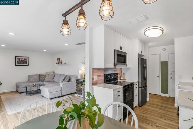 825 Oak Grove Rd 30, Concord, CA 94518